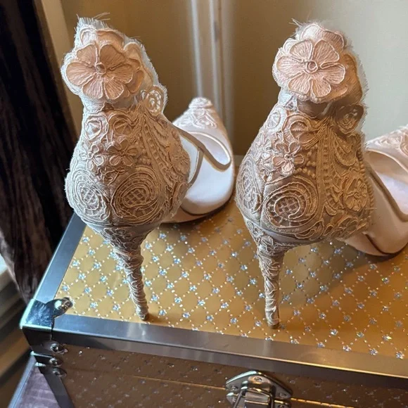 Vince rare find !!!!  Floral Lace Heels in Cream - Picture 4 of 6